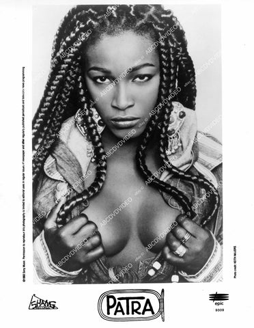 crp-07596 1993 music Jamaican singer Patra about to reveal her breasts crp-07596