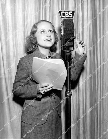 crp-08189 1930's some lady does CBS radio broadcast crp-08189