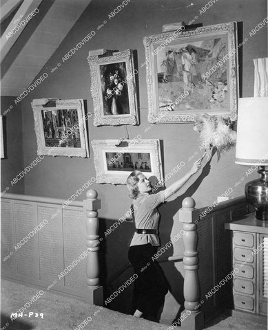 crp-08215 1957 candid Martha Hyer using feather duster on paintings at home crp-08215