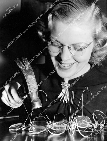 crp-08267 1937 Grace Fox takes hammer to E.G. Lloyd's unbreakable new eye glass lenses crp-08267