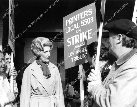 crp-08428 1981 Nancy Marchand and picketers TV Lou Grant crp-08428