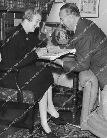 crp-00868 Verree Teasdale signing a contract crp-00868