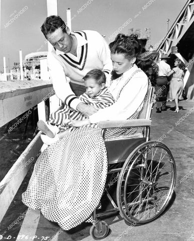 crp-08737 1948 candid Richard Quine & Susan Peters at Pacific Ocean Park (I think) crp-08737