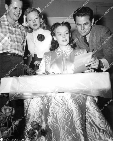 crp-08761 1948 Larry Parks, Evelyn Keyes, Glenn Ford welcome Jean Peters back to Hollywood film The Sign of the Ram crp-08761