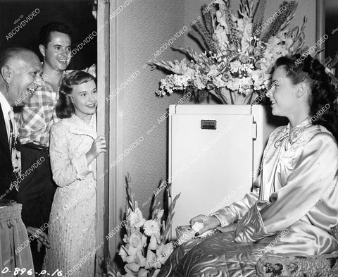 crp-08788 1948 Larry Parks, Peggy Ann Garner, Irving Cummings welcome Jean Peters back to Hollywood film The Sign of the Ram crp-08788