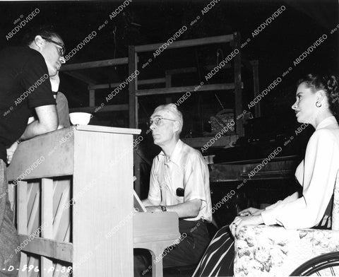 crp-08797 1948 Jean Peters w propman Stanley Dunn, John Sturges on set film The Sign of the Ram crp-08797