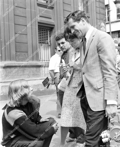crp-08836 1963 candid Dawn Addams, Hugh O'Brian w his camera being tourist on location film Come Fly with Me crp-08836