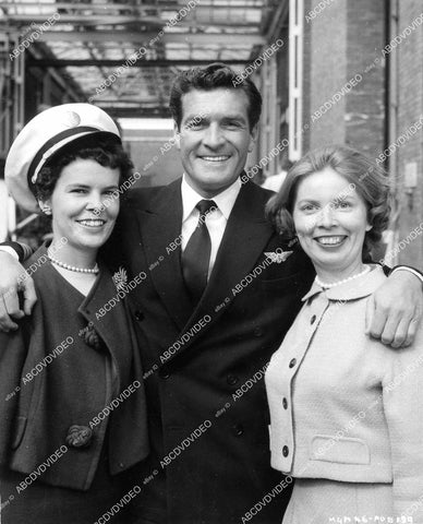 crp-08839 1963 candid Hugh O'Brian being tourist poses w 2 locals on location film Come Fly with Me crp-08839