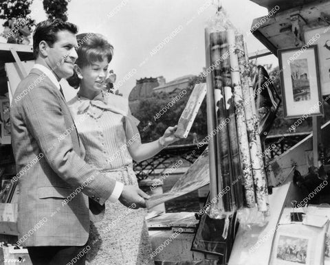 crp-08891 1963 Hugh O'Brian, Dawn Addams go painting shopping on location film Come Fly with Me crp-08891