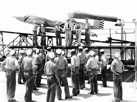 crp-09391 1950 Glenn Ford briefs the crew film The Flying Missile crp-09391