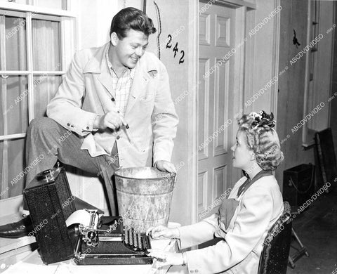 crp-09874 1945 candid Jimmy Lloyd & script girl Dorothy Cummings on set film Snafu crp-09874