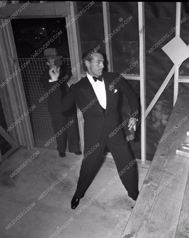 Gary Cooper showing off his arm at The Pirate's Den Restaurant pd-15