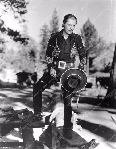 Warner Baxter dashing in western outfit wbax-08